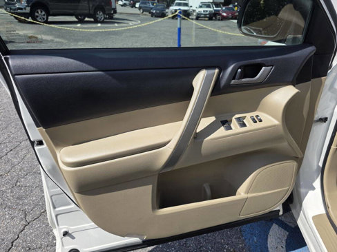 Used 2012 Toyota Highlander FWD image 16