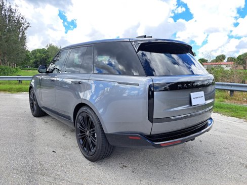 New 2025 Land Rover Range Rover SE image 2