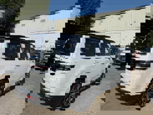 Used 2022 Jeep Grand Wagoneer Series III image 4
