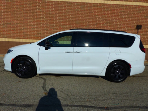 Used 2024 Chrysler Pacifica Touring-L w/ S Appearance Package image 7