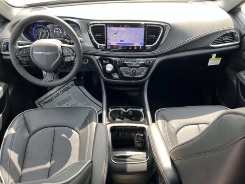 New 2025 Chrysler Pacifica Limited image 2
