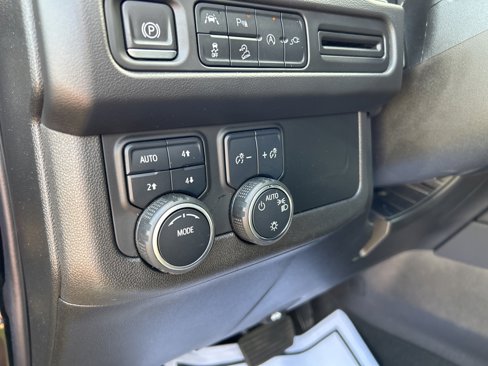 Used 2022 Chevrolet Suburban Z71 image 21