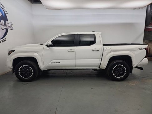 Used 2024 Toyota Tacoma TRD Sport w/ TRD Sport Upgrade Package image 5