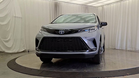 Used 2025 Toyota Sienna XSE image 4