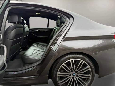 Used 2018 BMW 540i xDrive w/ M Sport Package image 32