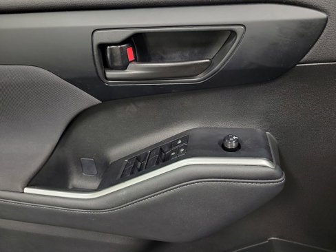 Used 2024 Toyota Highlander LE image 19