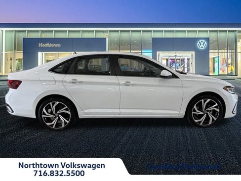 Certified 2025 Volkswagen Jetta SEL image 2