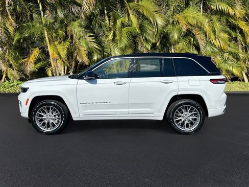 New 2025 Jeep Grand Cherokee Summit image 2