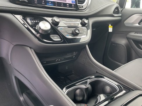 New 2026 Chrysler Pacifica Limited w/ Uconnect Theater Family Group image 27