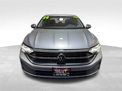 Used 2024 Volkswagen Jetta SE image 2