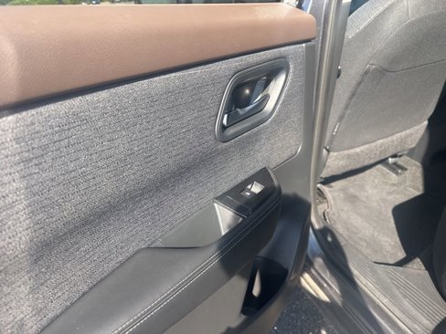 Used 2023 Nissan Rogue SV image 21