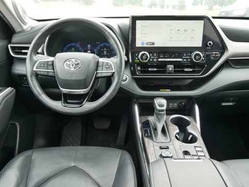 Used 2023 Toyota Highlander Limited image 17