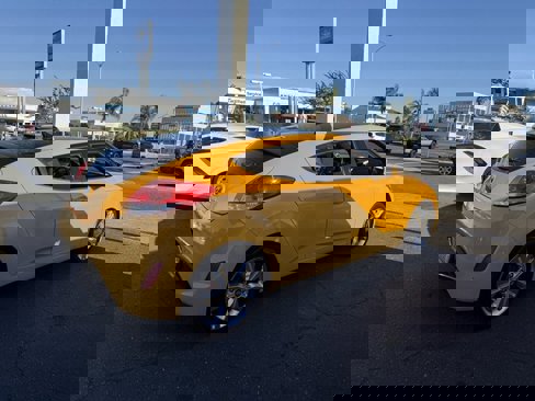 Used 2017 Hyundai Veloster Value Edition image 4