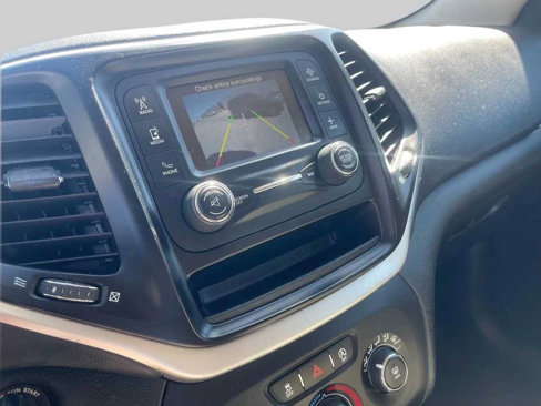 Used 2018 Jeep Cherokee Latitude image 11