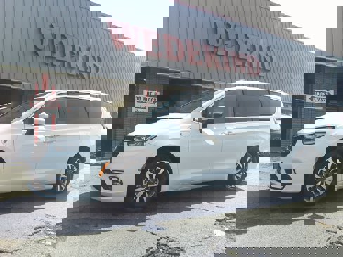 Used 2023 Chrysler Pacifica Touring-L image 1