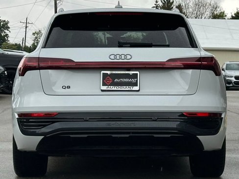 Used 2024 Audi Q8 e-tron Premium Plus w/ Premium Plus Package image 9