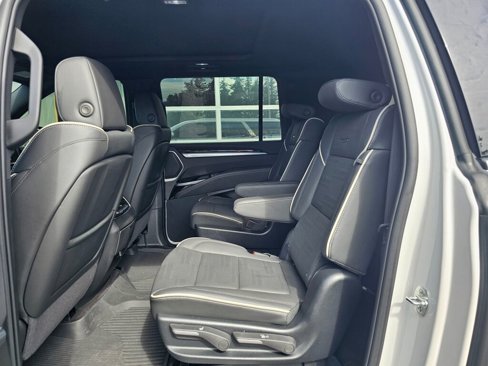 Used 2025 Cadillac Escalade ESV Premium Luxury image 18