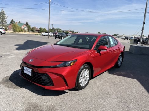 Used 2025 Toyota Camry LE image 3