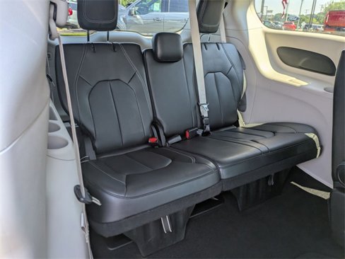 Used 2024 Chrysler Pacifica Touring-L image 25
