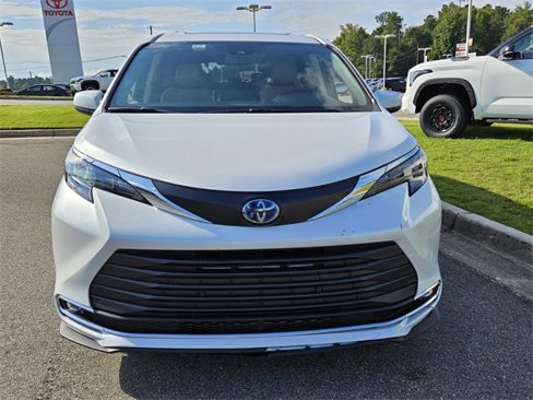 Used 2024 Toyota Sienna XLE image 2