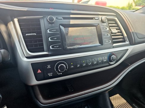 Used 2019 Toyota Highlander LE image 16