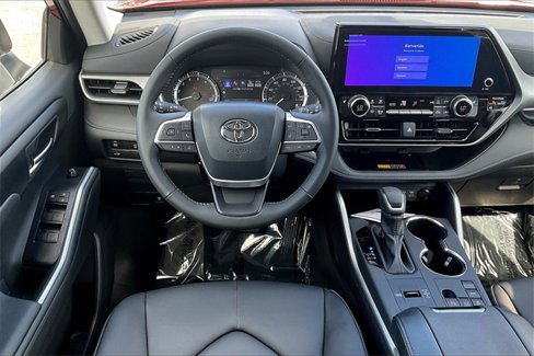 Used 2025 Toyota Highlander XLE image 5