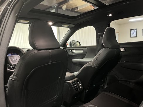 Used 2025 Volvo XC40 B5 Plus image 9