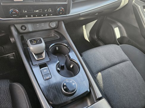 Used 2024 Nissan Rogue SV image 25