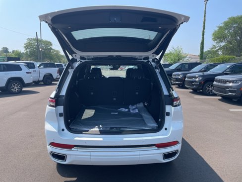 New 2025 Jeep Grand Cherokee Summit image 6