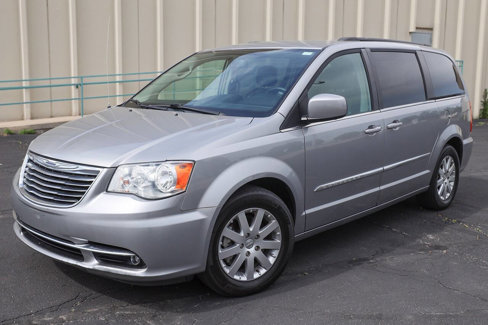 Used 2015 Chrysler Town & Country Touring image 4