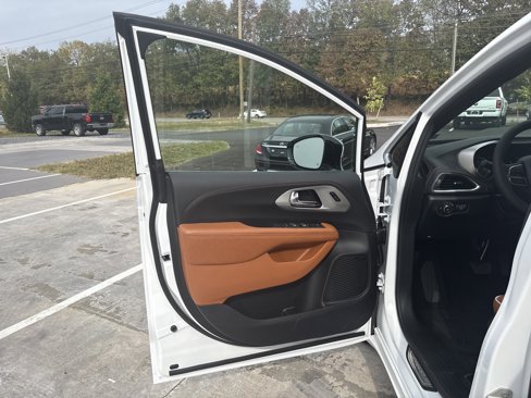 New 2026 Chrysler Pacifica Pinnacle image 18