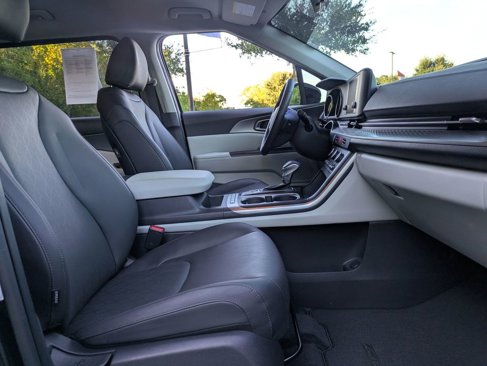 Used 2024 Kia Carnival LX image 32