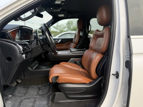 Used 2019 Lincoln Navigator Reserve image 11