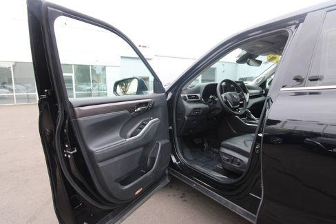 Used 2022 Toyota Highlander Platinum image 10