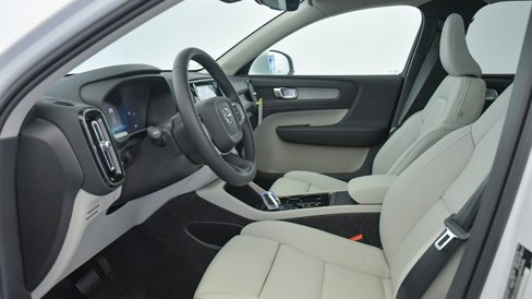 New 2025 Volvo XC40 B5 Plus w/ Protection Package Premier image 19