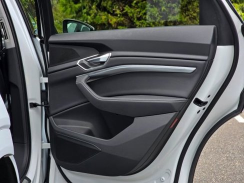 Used 2022 Audi e-tron Premium w/ Convenience Plus Package image 31