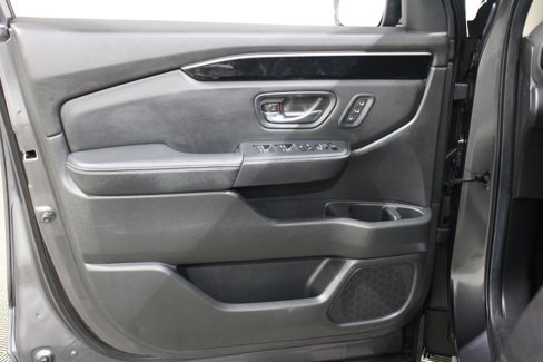 Used 2025 Honda Pilot EX-L image 6