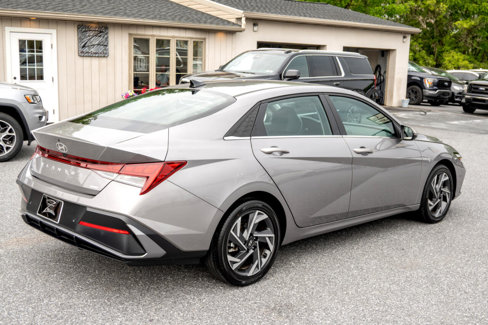 Used 2024 Hyundai Elantra Limited image 22
