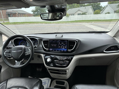 Used 2022 Chrysler Pacifica Touring-L image 13