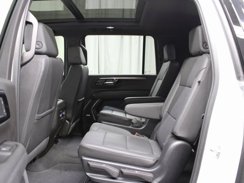 Used 2025 Chevrolet Suburban Z71 image 10