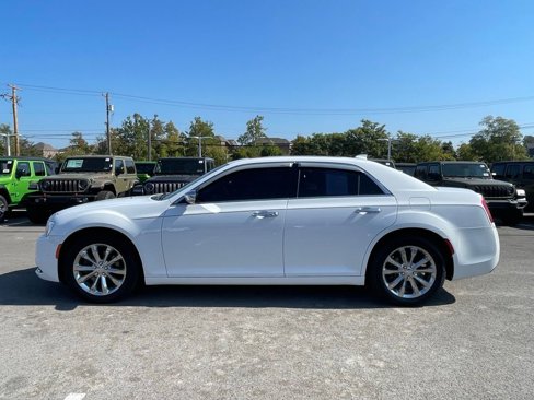 Used 2018 Chrysler 300 Limited w/ Safetytec Plus Group image 6
