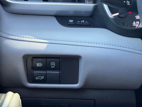 Certified 2024 Toyota Highlander XLE image 24
