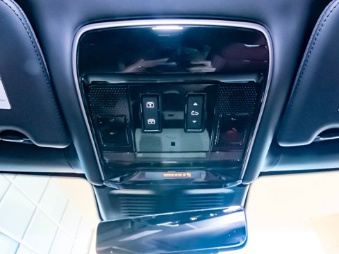 Used 2025 Land Rover Range Rover SV image 17