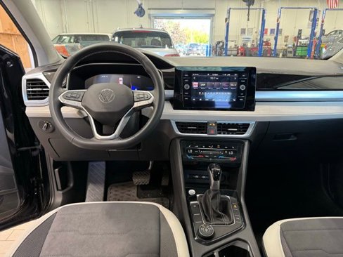 Certified 2025 Volkswagen Taos SE image 20
