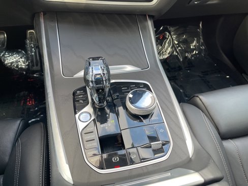 Used 2022 BMW X7 xDrive40i w/ M Sport Package image 18