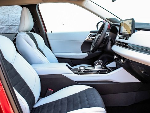 New 2025 Mitsubishi Outlander SE image 42