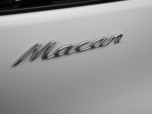 Certified 2025 Porsche Macan image 8