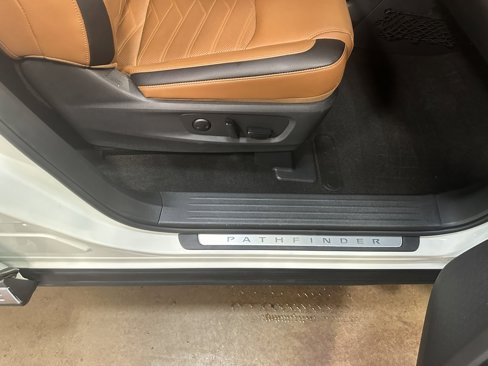 Used 2024 Nissan Pathfinder Platinum image 89