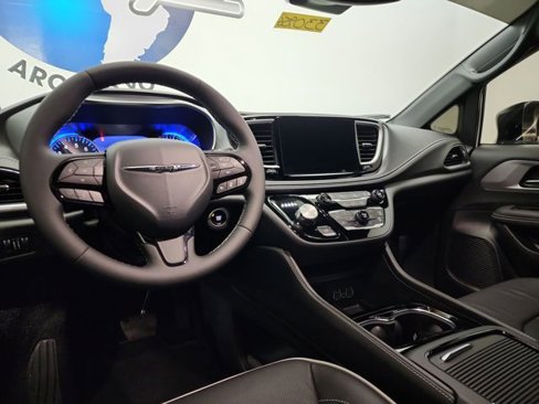 Used 2025 Chrysler Pacifica Limited image 19