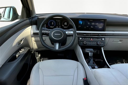 Certified 2025 Hyundai Tucson SE image 5